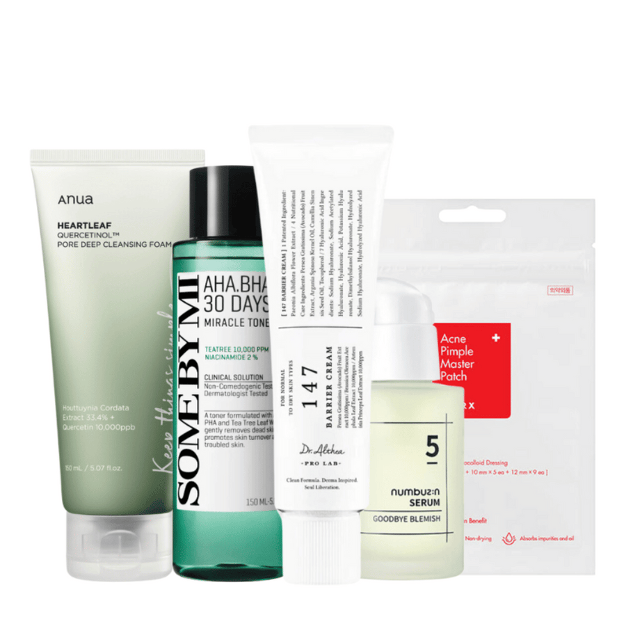 En samling hudvårdsprodukter avsedda för att bekämpa blemmor och akne. Setet innehåller Anua Heartleaf Quercetin+ Pore Deep Cleansing Foam, SOME BY MI AHA.BHA.PHA 30 Days Miracle Toner, Dr. Althea Pro Lab 5 Numbuzin Serum, och Acne Pimple Master Patch. Dessa produkter är speciellt formulerade för att lugna, klarna och behandla problemhy, samt för att effektivt minska synligheten av finnar och porer.