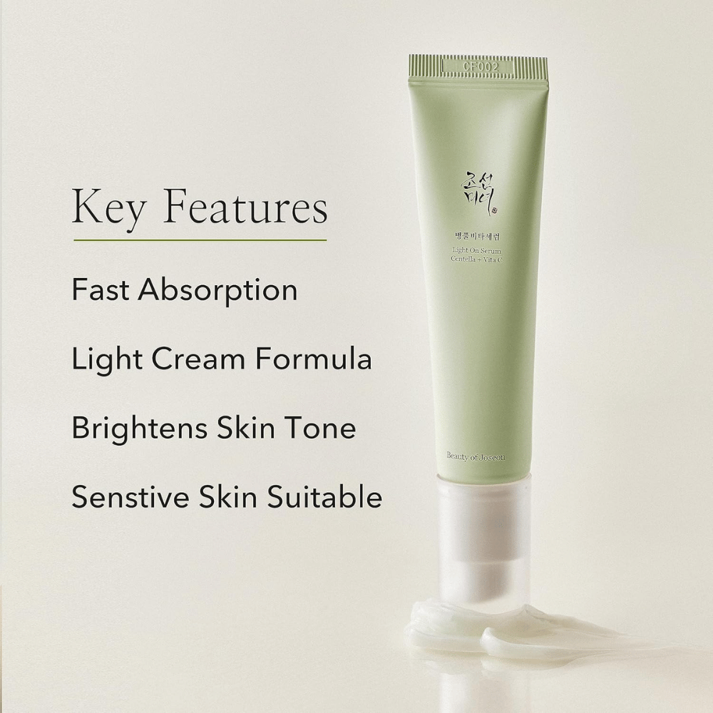 Beauty of Joseon Light On Serum med Centella och vitamin C, visas stående med utklämd produktkräm vid botten. Nyckelfunktioner listas bredvid: snabb absorption, lätt krämformula, hudtonsförbättrande och lämplig för känslig hud.