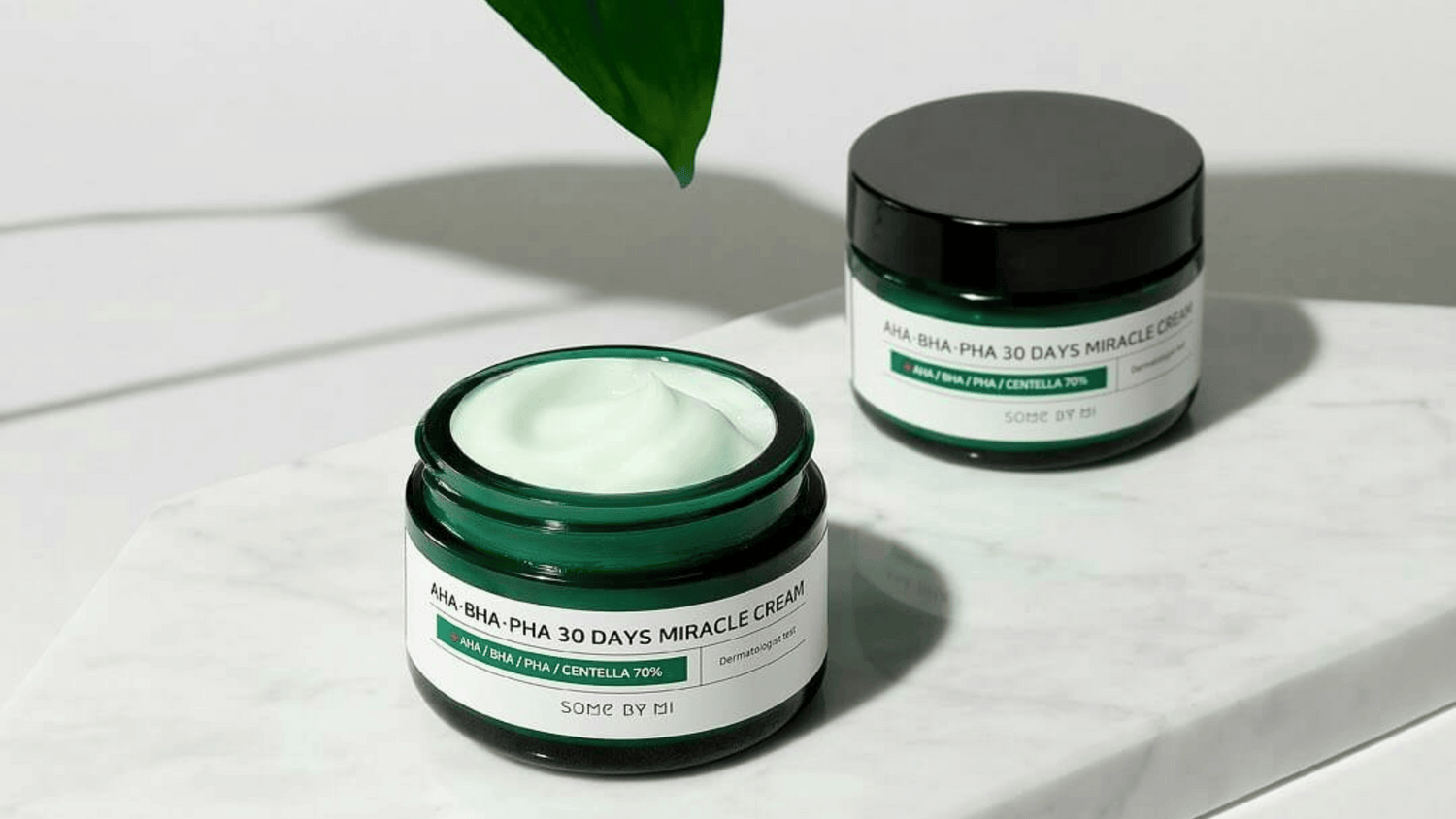 Some By Mi AHA-BHA-PHA 30 Days Miracle Cream är formulerad med 70% Centella Asiatica-extrakt och exfolierande syror för att lugna, återfukta och behandla aknebenägen hud. Passar perfekt för daglig användning och lämnar huden klar och balanserad.