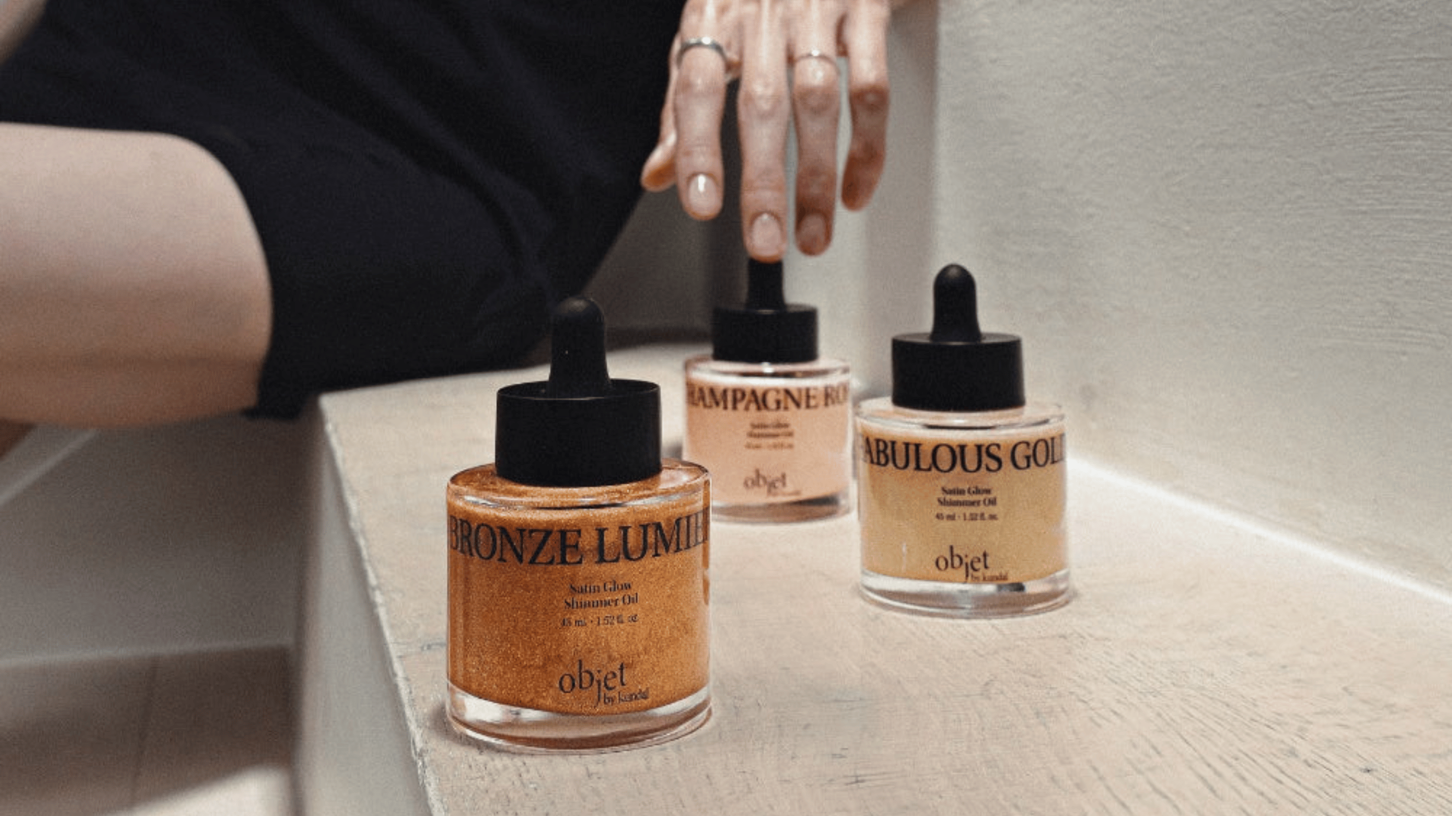 Objet by KUNDAL Satin Glow Shimmer Oil i Bronze Lumière, Champagne Rose och Fabulous Gold – tre skimrande kroppsoljor för en lystergivande satinfinish.