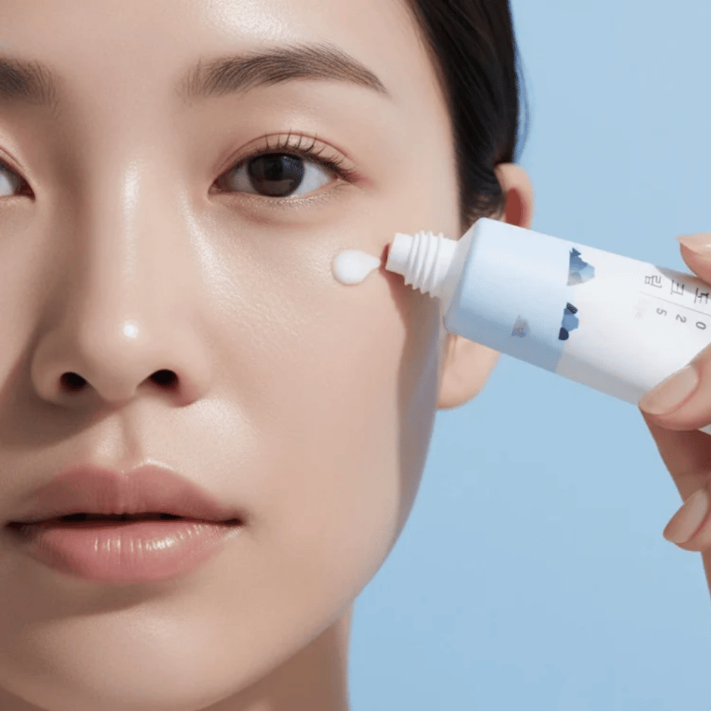Round Lab 1025 Dokdo Eye Cream appliqué sur la peau sous l’œil, crème contour des yeux hydratant qui rend la peau plus douce et réduit les ridules