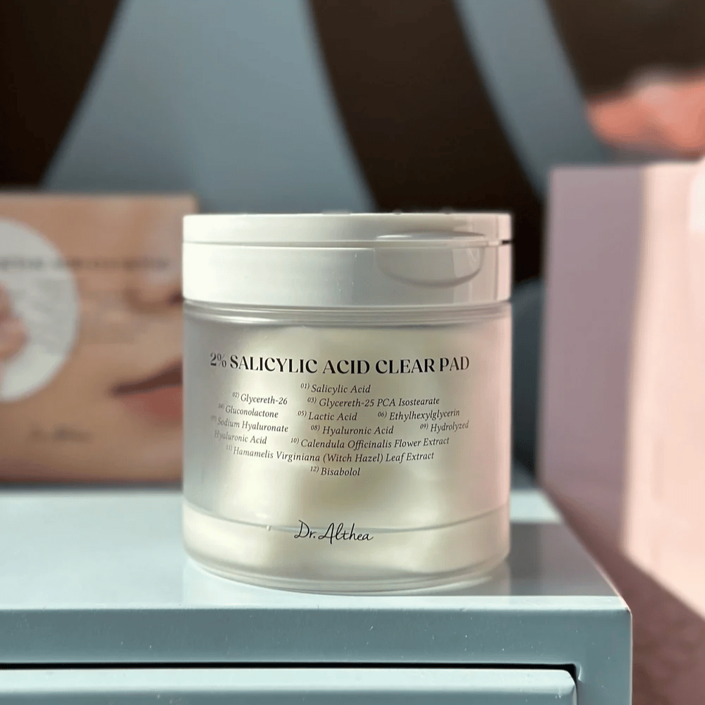 Dr. Althea 2% Salicylic Acid Clear Pad pot sur étagère. Tampons exfoliants coréens avec acide salicylique, PHA et acide hyaluronique pour peau impure et pores obstrués.