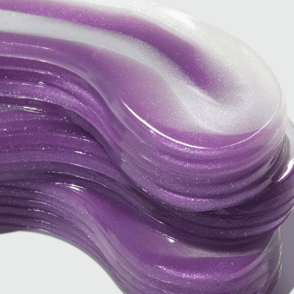 Gros plan sur l'hydrogel multicouche dans 360° Shot PDRN Glowing Eye Patch illustrant la structure de rétention d'humidité et la formule donnant de l'élasticité.