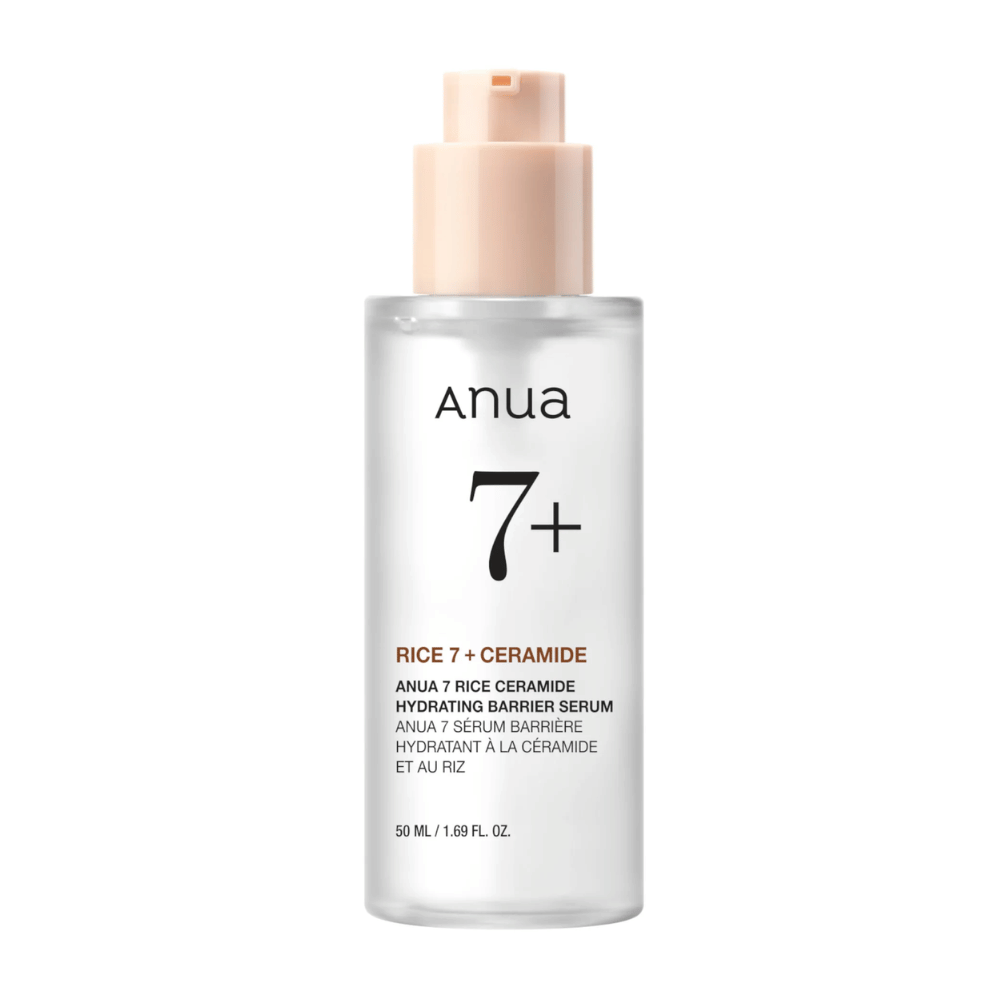 Une bouteille de "Anua 7+ Rice Ceramide Hydrating Barrier Serum" avec un design clair et minimaliste. L'emballage est transparent avec une pompe rose pâle, et contient 50 ml de sérum enrichi de riz et de céramides pour hydrater et renforcer la barrière cutanée.