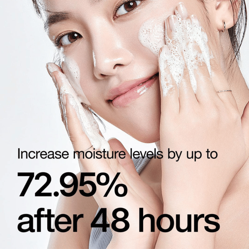 
Anua 8 Hyaluronic Acid Hydrating Gentle Foaming Cleanser est un produit nettoyant doux qui combine huit acides hyaluroniques différents pour fournir une hydratation intense et hydrater la peau. Cette crème nettoyante crée une mousse riche et douce qui élimine efficacement la saleté et le maquillage sans dessécher la peau. Des tests cliniques montrent qu'elle peut augmenter les niveaux d'hydratation jusqu'à 72,95 % après 48 heures, ce qui la rend idéale pour les peaux sèches et sensibles. 