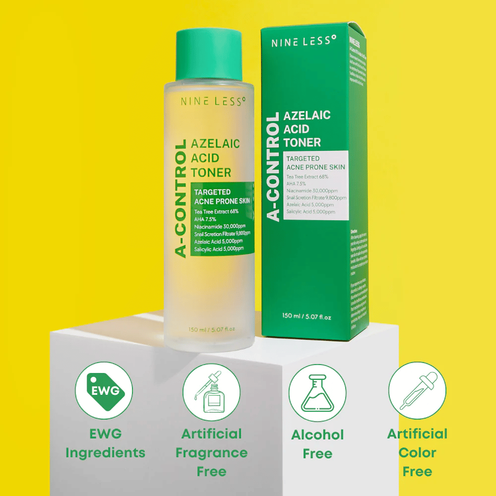 Flacon et emballage de Nine Less A-Control Azelaic Acid Toner sur fond jaune avec des icônes vertes marquant les ingrédients EWG, sans alcool, parfum et colorants.