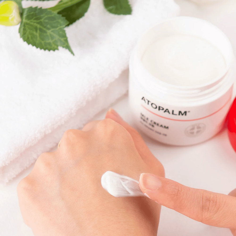 ATOPALM MLE Cream consistance – crème riche mais facilement absorbée qui s'applique sur la peau pour une hydratation intense et un soin renforçant pour la peau sensible et sèche.