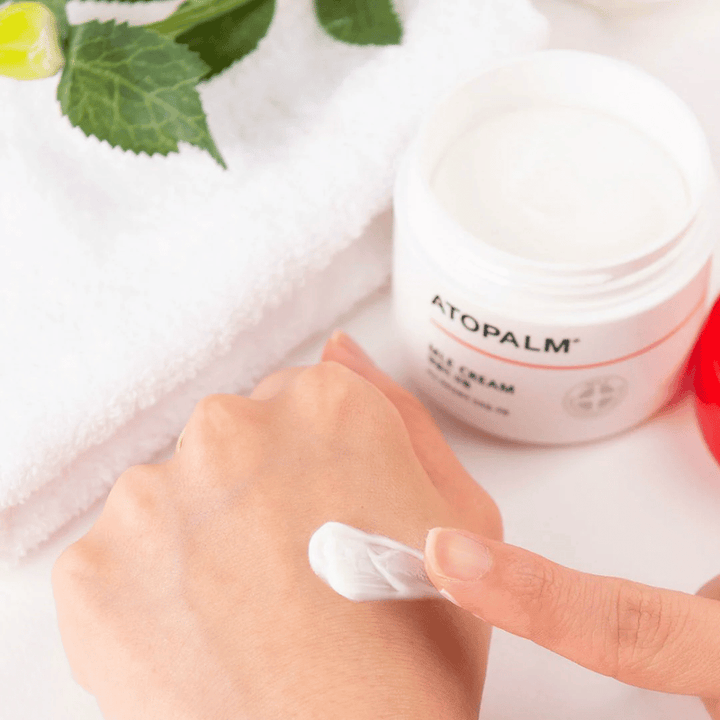 ATOPALM MLE Cream consistance – crème riche mais facilement absorbée qui s'applique sur la peau pour une hydratation intense et un soin renforçant pour la peau sensible et sèche.
