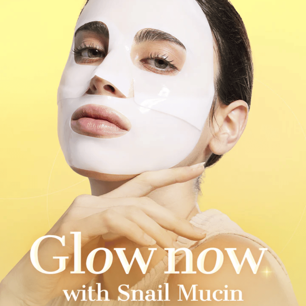 Femme avec COSRX Advanced Snail Mucin Hydrogel Mask – procure éclat, hydratation et peau plus ferme avec mucus d'escargot et collagène.
