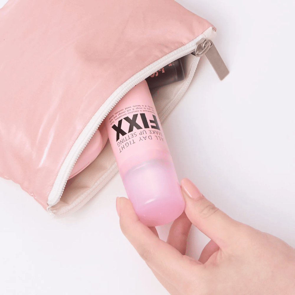 4. So Natural All Day Tight Make Up Setting Fixx – spray fixateur de maquillage rose compact qui tient dans la trousse de toilette