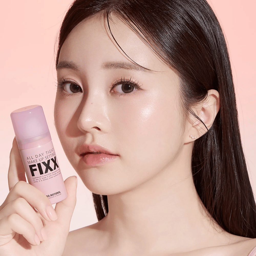 2. So Natural All Day Tight Make Up Setting Fixx – mannequin avec spray fixateur rose pour un maquillage longue tenue