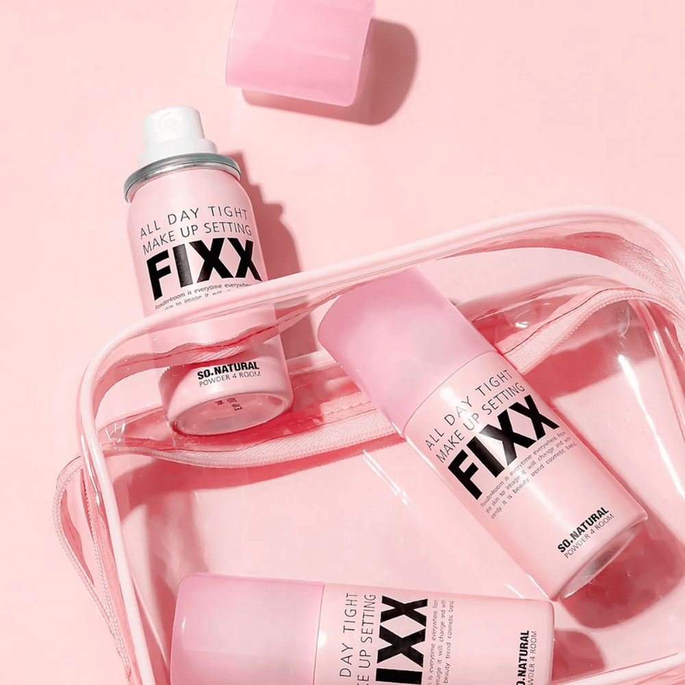 1. So Natural All Day Tight Make Up Setting Fixx – spray fixateur rose pour maquillage dans une trousse de toilette