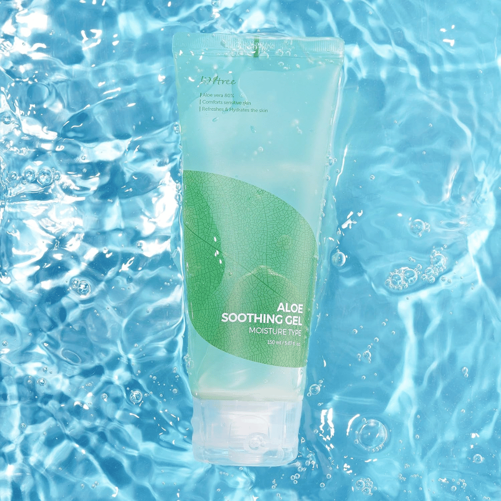 Isntree Aloe Soothing Gel Moisture Type 150 ml – gel d’aloe vera apaisant et hydratant sur fond d’eau bleue