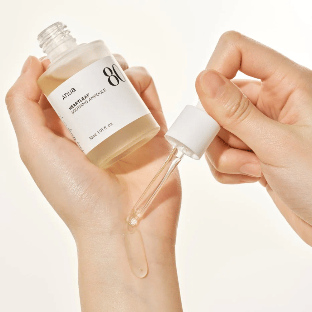 Une main tenant un Heartleaf 80% Soothing Ampoule 30ml de Anua.