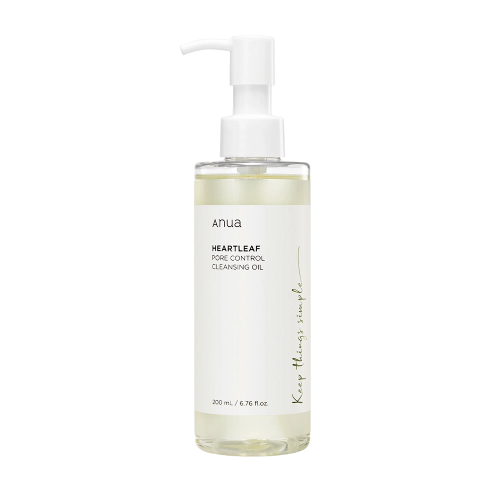 L'image montre ANUA Heartleaf Pore Control Cleansing Oil, un produit de soin de la peau destiné au nettoyage du visage. La bouteille est transparente et l'étiquette a un design minimaliste, ce qui donne une sensation de pureté et de naturel. Elle contient 200 ml / 6.76 fl.oz. et dispose d'une pompe pratique pour un dosage facile.