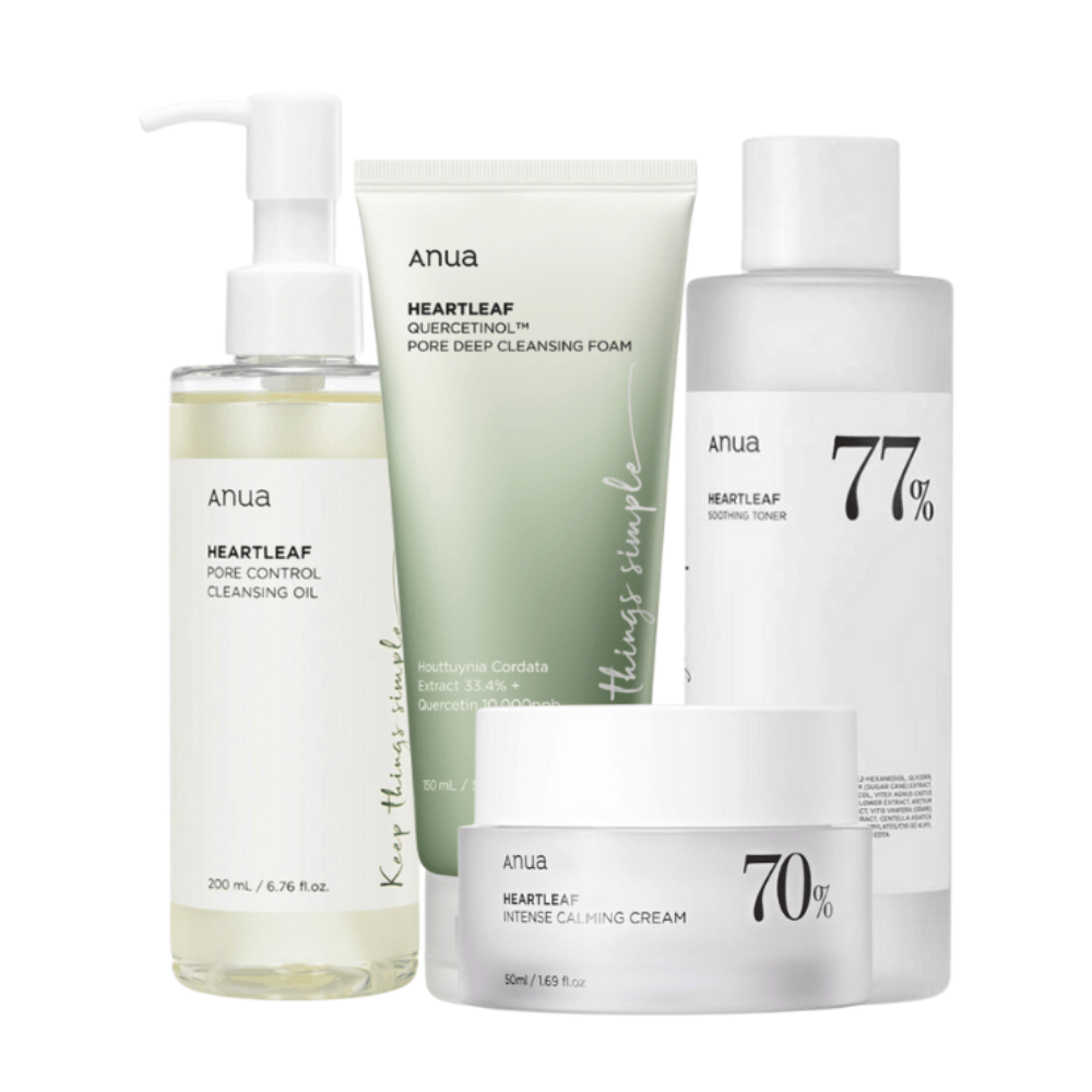 Un ensemble de produits de soin de la peau de Anua, contenant Heartleaf Pore Control Cleansing Oil, Heartleaf 77% Soothing Toner, Heartleaf Quercetin+ Pore Deep Cleansing Foam, et Heartleaf 70% Intense Calming Cream. Ces produits sont formulés avec des feuilles de cœur et d'autres ingrédients apaisants, conçus pour réduire les pores, apaiser et hydrater la peau.
