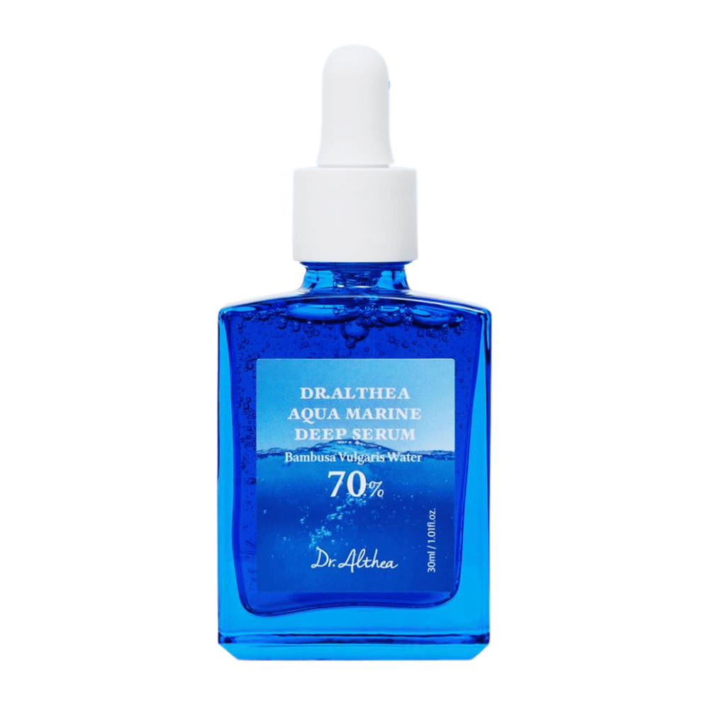 Dr. Althea Aqua Marine Deep Serum 30 ml dans un flacon en verre bleu avec pipette, enrichi avec 70 % d'eau de Bambusa Vulgaris pour une hydratation intense, un effet apaisant et une barrière cutanée améliorée.
