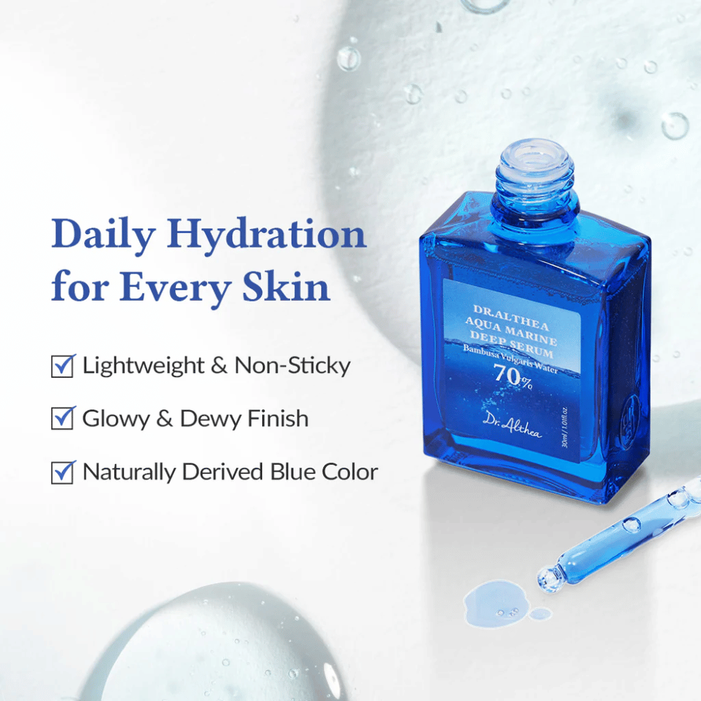 Dr. Althea Aqua Marine Deep Serum dans un flacon en verre bleu avec pipette, formule légère et non collante qui offre une hydratation quotidienne, une finition éclatante et rosée ainsi qu'une couleur bleue naturelle pour tous les types de peau.