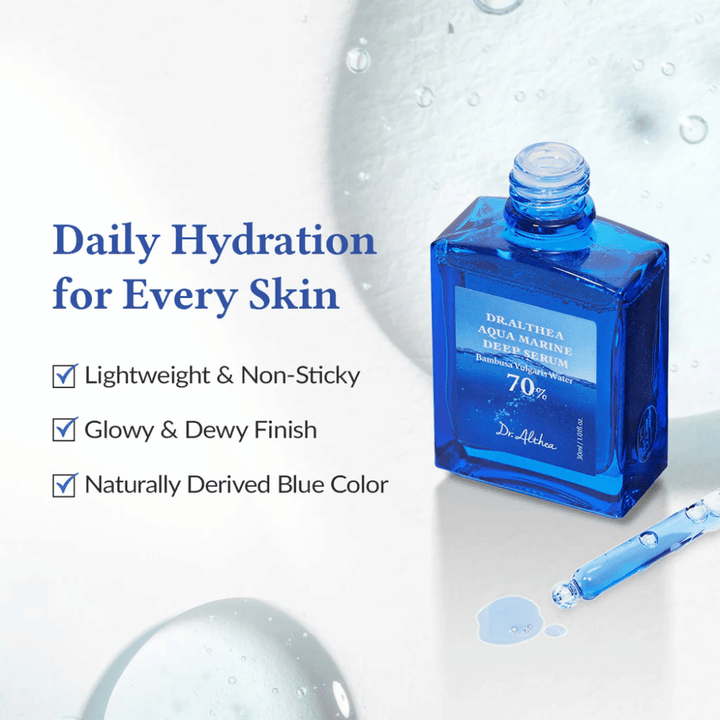Dr. Althea Aqua Marine Deep Serum dans un flacon en verre bleu avec pipette, formule légère et non collante qui offre une hydratation quotidienne, une finition éclatante et rosée ainsi qu'une couleur bleue naturelle pour tous les types de peau.