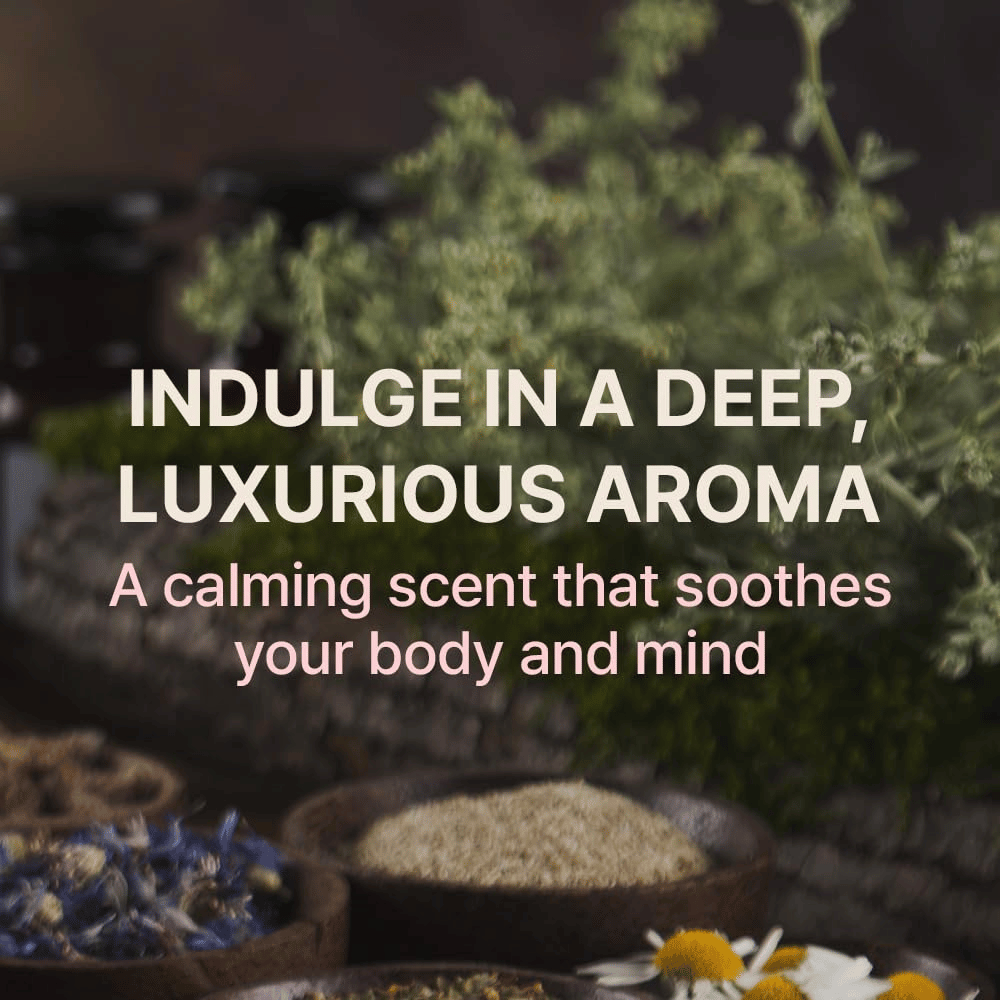 Image d’ambiance avec des herbes et des ingrédients naturels, accompagnée d’un texte mettant en avant l’arôme apaisant et luxueux du produit pour le corps et l’esprit.