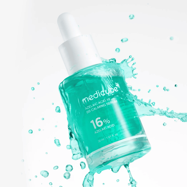Image produit dynamique de Medicube Azelaic Acid 16 BB Calming Serum entourée d’éclaboussures d’eau qui soulignent une sensation fraîche, légère et hydratante.