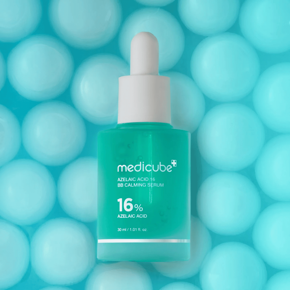 Image promotionnelle de Medicube Azelaic Acid 16 BB Calming Serum sur fond turquoise avec de douces sphères symbolisant l’hydratation, l’effet apaisant et un grain de peau uniforme.