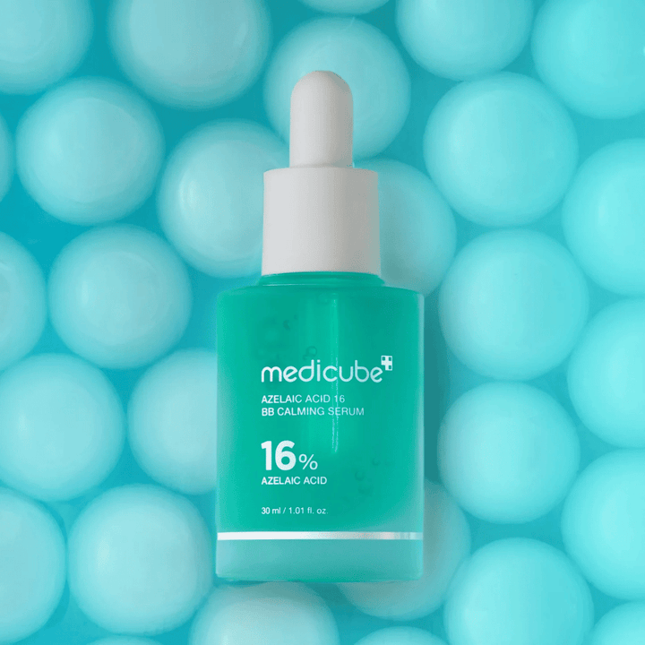 Image promotionnelle de Medicube Azelaic Acid 16 BB Calming Serum sur fond turquoise avec de douces sphères symbolisant l’hydratation, l’effet apaisant et un grain de peau uniforme.