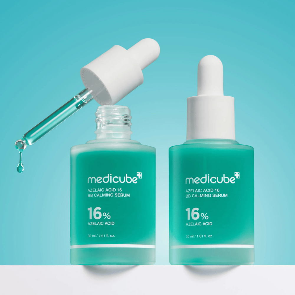 Gros plan de Medicube Azelaic Acid 16 BB Calming Serum avec pipette ouverte et gouttes de sérum montrant la consistance liquide légère et l’application hygiénique.