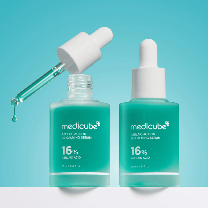 Gros plan de Medicube Azelaic Acid 16 BB Calming Serum avec pipette ouverte et gouttes de sérum montrant la consistance liquide légère et l’application hygiénique.