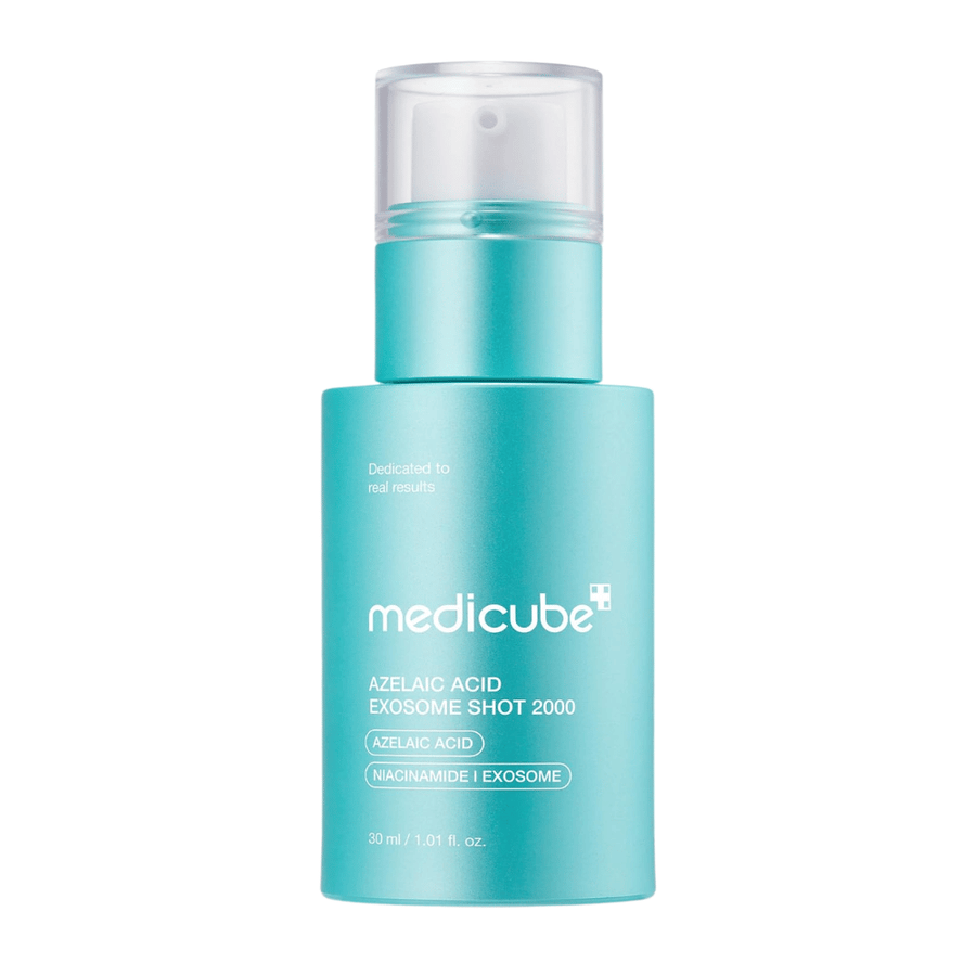 Image de produit détourée de Medicube Azelaic Acid Exosome Shot 2000 sur un fond clair. Le flacon turquoise avec pompe est au centre de l’attention et met en valeur le design moderne et clinique du produit. L’emballage souligne l’acide azélaïque, la niacinamide et les exosomes comme ingrédients clés.