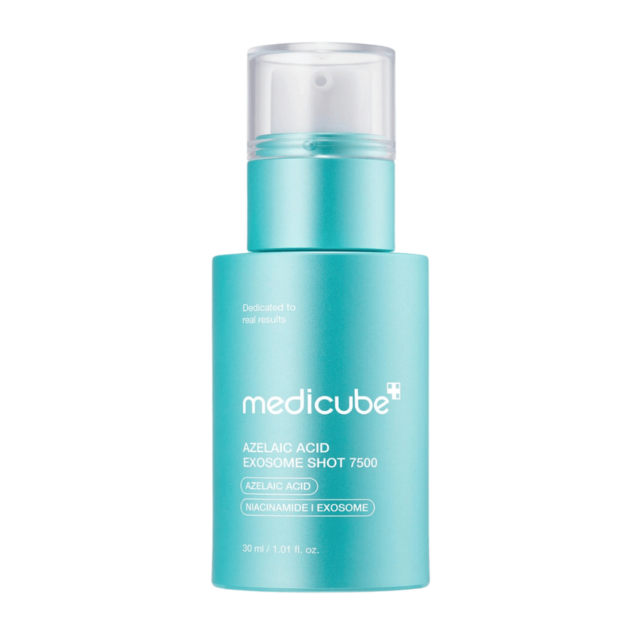 Image produit détourée de Medicube Azelaic Acid Exosome Shot 7500 sur un fond clair. Le flacon turquoise avec pompe est au centre de l’attention et met en valeur le design moderne du produit. L’emballage indique que la formule contient de l’acide azélaïque, de la niacinamide et des exosomes, et qu’elle est destinée à un soin de la peau plus intensif par rapport à la version 2000.