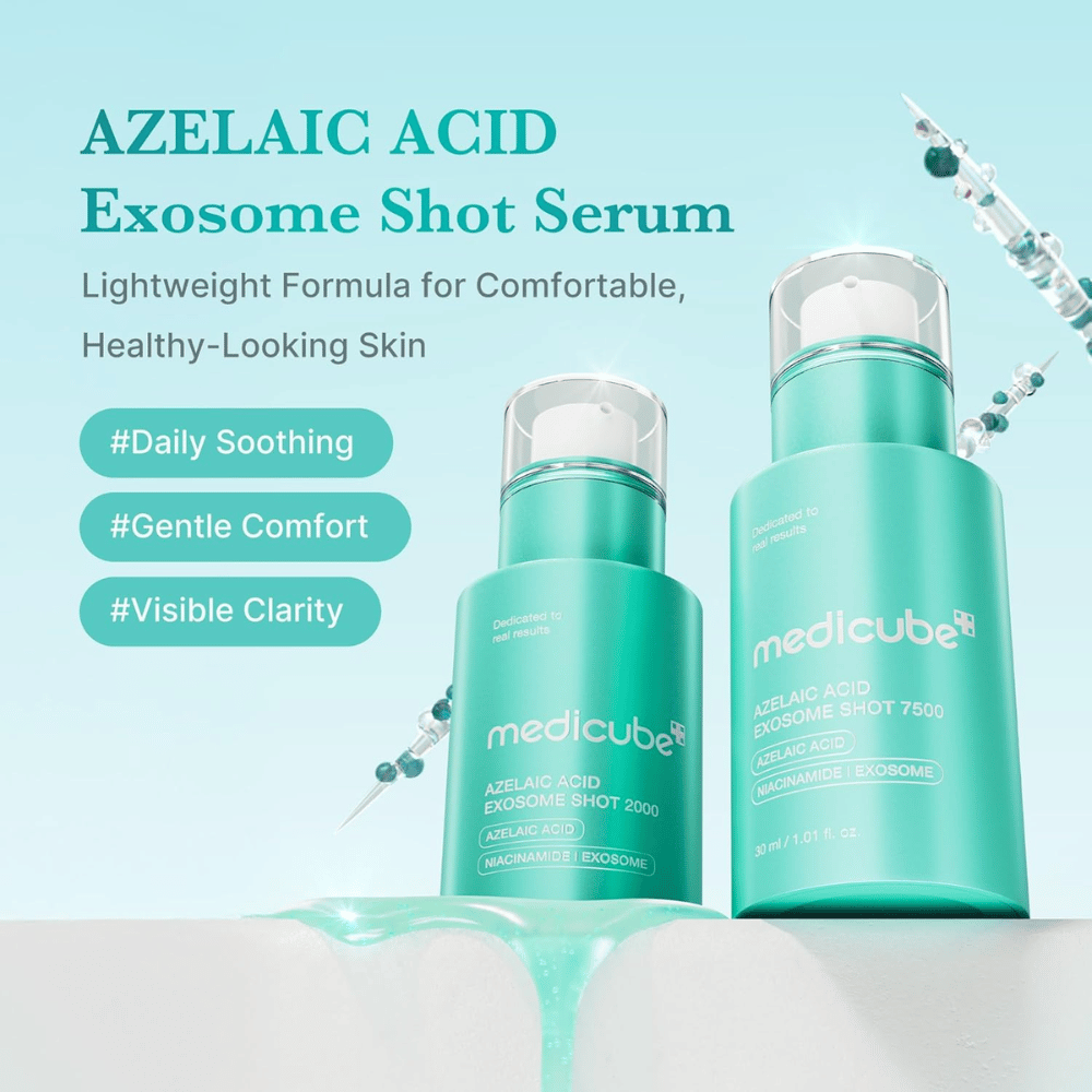 Image produit montrant à la fois Azelaic Acid Exosome Shot 2000 et 7500. Le design turquoise renforce le profil frais et apaisant du produit, tandis que des messages comme soin quotidien, confort et amélioration de la clarté de la peau sont mis en avant. Des illustrations décoratives de spicules et de gouttes de sérum donnent une impression scientifique et avancée.
