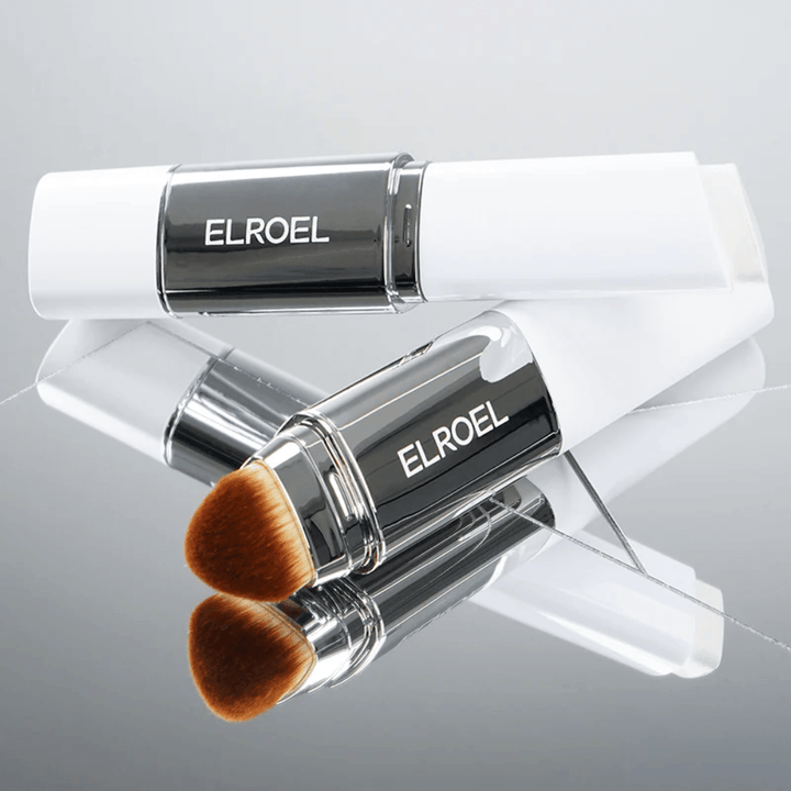 ELROEL Blanc Cover Cream Stick avec pinceau intégré placé sur une surface miroir pour montrer la douceur du pinceau et l'application uniforme.