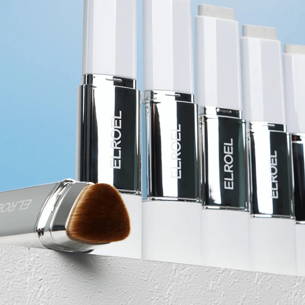 ELROEL Blanc Cover Cream Stick concealer avec plusieurs nuances appliquées comme des swatches montrant la couleur, la couverture et la consistance crémeuse.
