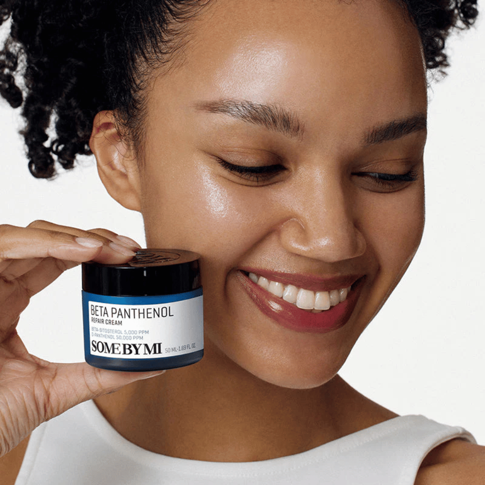 Mannequin à la peau éclatante tenant SOME BY MI Beta Panthenol Repair Cream – crème pour le visage coréenne qui renforce la barrière cutanée et hydrate.