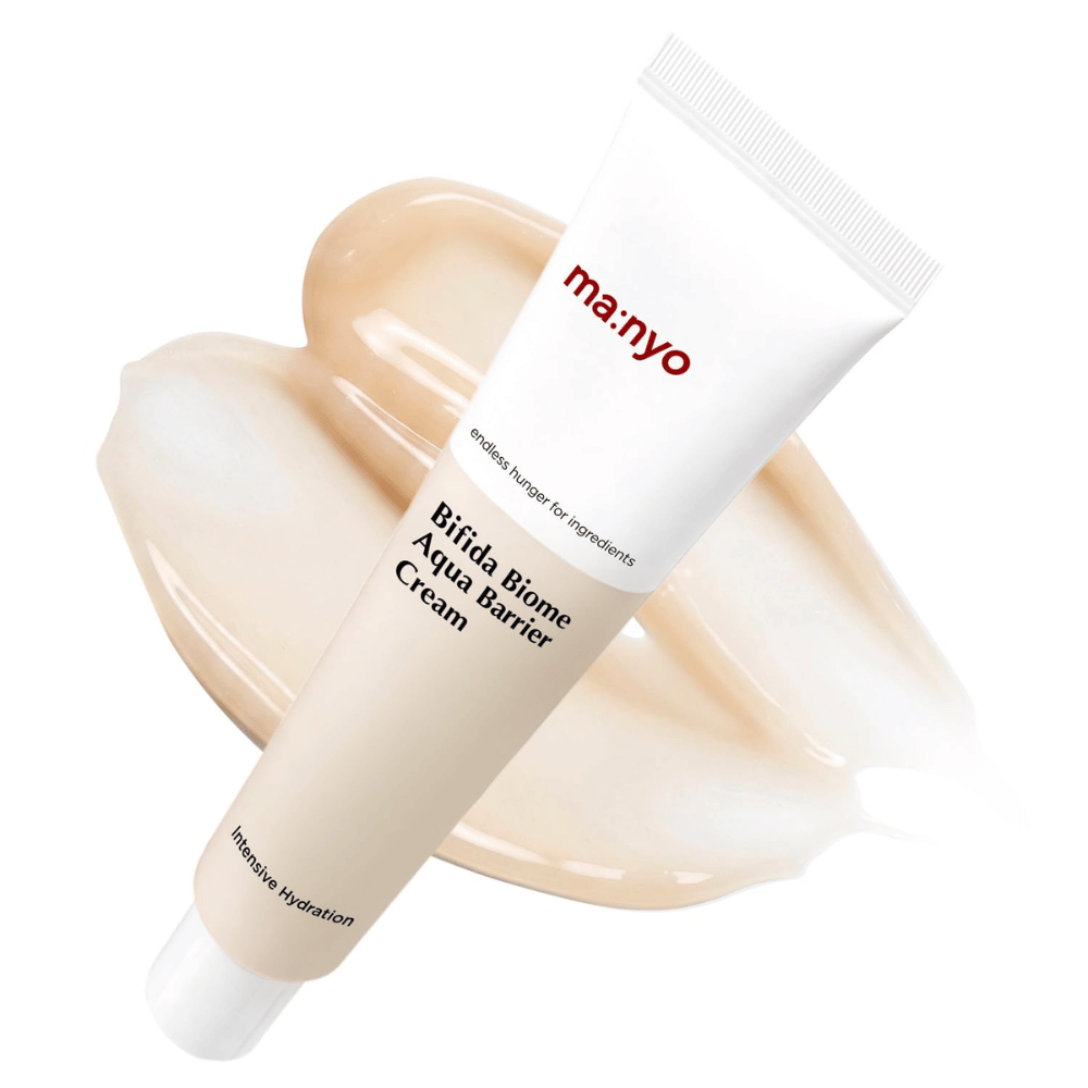 4. Ma:nyo Bifida Biome Aqua Barrier Cream – crème visage hydratante dans un tube blanc avec une texture crémeuse beige en arrière-plan