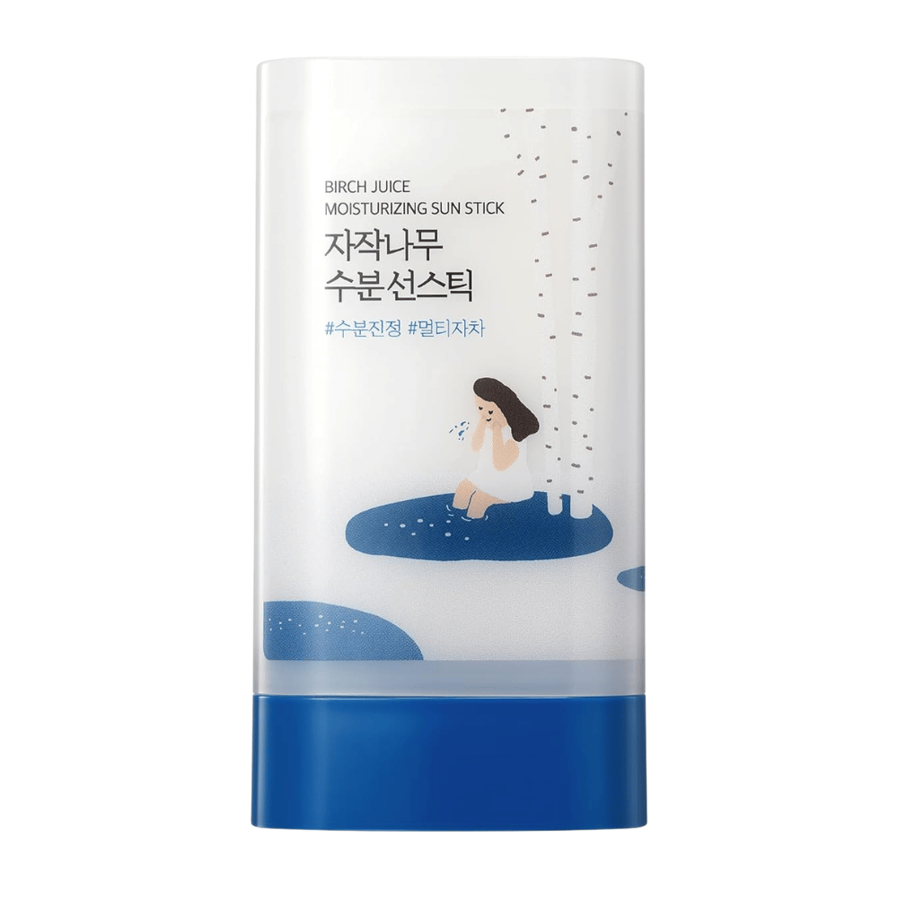 Gros plan sur ROUND LAB Birch Juice Moisturizing Sun Stick avec un design et un emballage en blanc et bleu