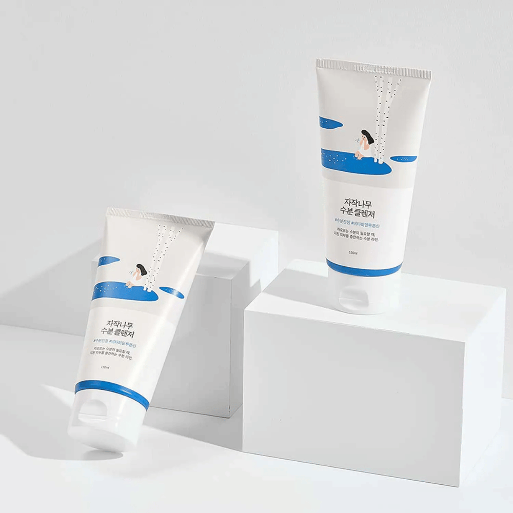 ROUND LAB Birch Juice Moisturizing Cleanser dans deux tubes sur fond blanc, nettoyant visage doux et hydratant avec sève de bouleau qui nettoie délicatement et convient à tous les types de peau, même les peaux sensibles.