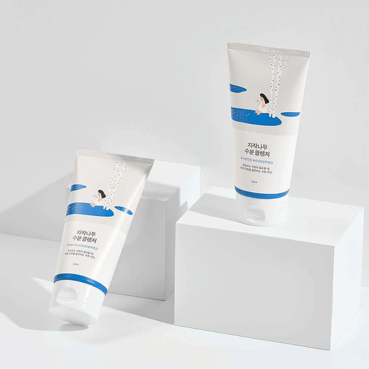 ROUND LAB Birch Juice Moisturizing Cleanser dans deux tubes sur fond blanc, nettoyant visage doux et hydratant avec sève de bouleau qui nettoie délicatement et convient à tous les types de peau, même les peaux sensibles.