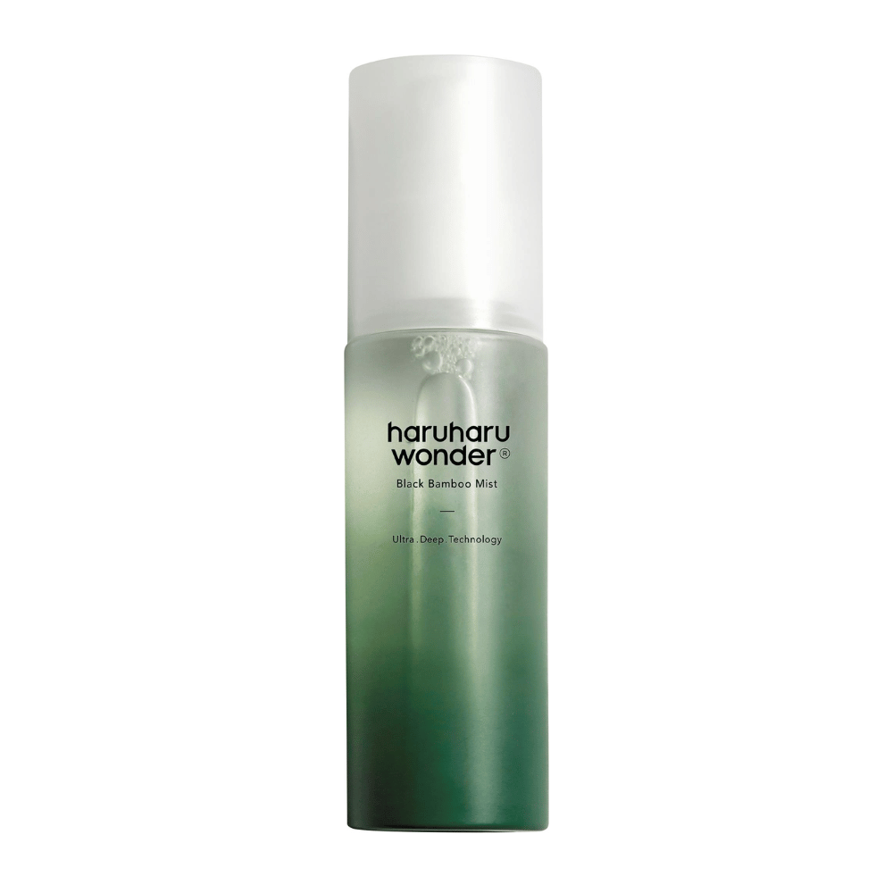 Image de HaruHaru Wonder Black Bamboo Mist, présenté dans une bouteille élégante et moderne. Le produit est une brume hydratante avec un dégradé de vert, signalant fraîcheur et nature. La bouteille a une pompe blanche et est conçue pour offrir une hydratation profonde à la peau grâce à une technologie innovante.