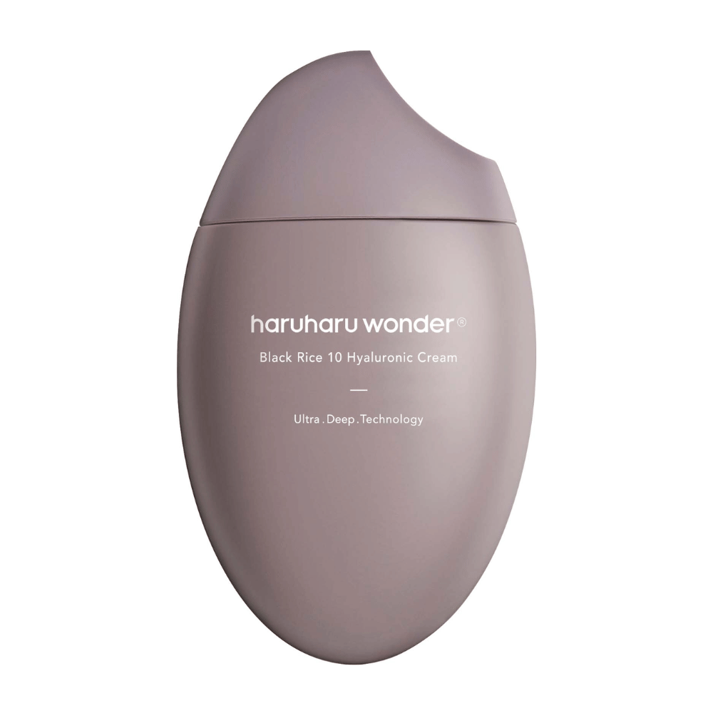 Un emballage lisse et épuré de "Haruharu Wonder Black Rice 10 Hyaluronic Cream", marqué avec du texte blanc. L'emballage utilise la "Ultra Deep Technology" ce qui suggère une formule avancée pour une hydratation profonde de la peau.