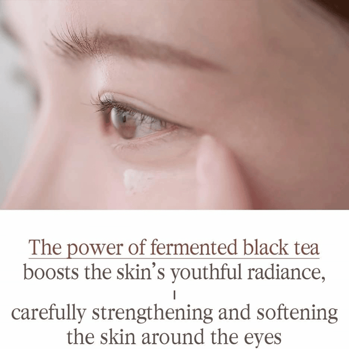 Pyunkang Yul Black Tea Time Reverse Eye Cream avec du thé noir fermenté qui prend soin de la peau sensible autour des yeux et contribue à une sensation plus douce.