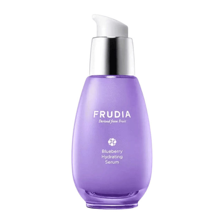 FRUDIA Blueberry Hydrating Serum dans une bouteille violette avec pompe, sérum facial hydratant avec extrait de myrtille qui renforce la barrière cutanée et donne une peau douce et claire.