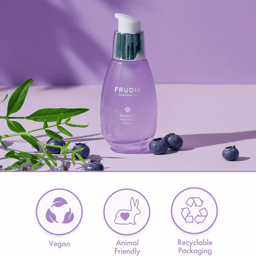 FRUDIA Blueberry Hydrating Serum avec extrait de myrtille, formule végétalienne, cruelty-free et emballage recyclable, développé pour l'hydratation et l'éclat.