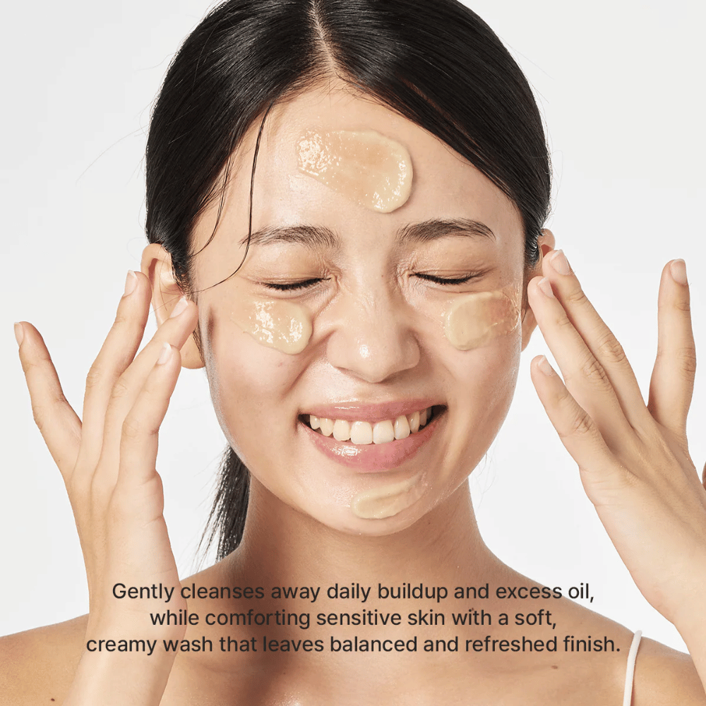 Une femme applique Arencia Calendula Rice Mochi Cleanser – nettoyant coréen doux qui élimine l'huile et les impuretés tout en laissant la peau fraîche et équilibrée.