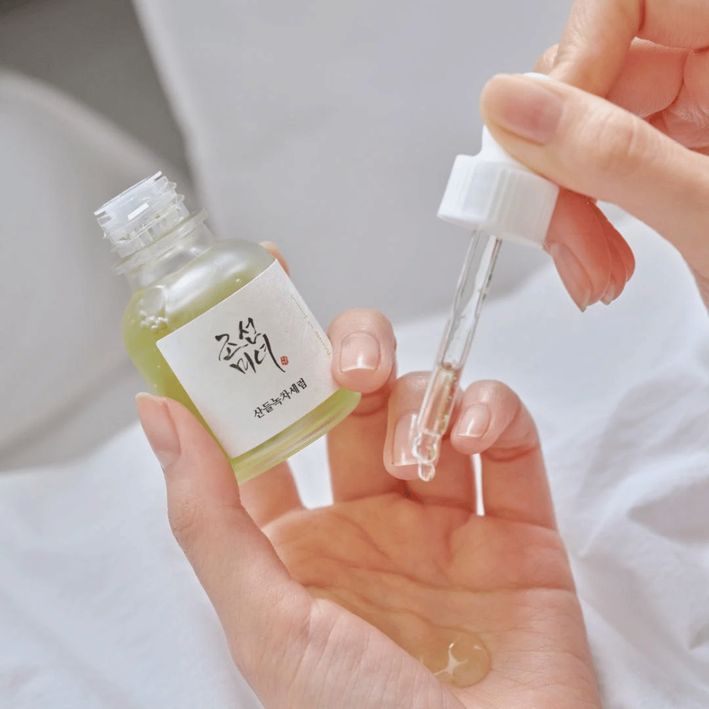 Main versant Beauty of Joseon Calming Serum Thé Vert + Panthénol sur la peau - sérum coréen apaisant pour peau sensible.