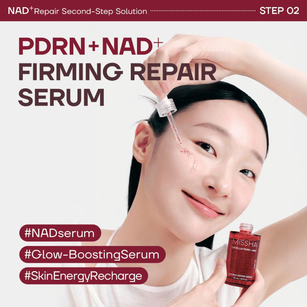 6. MISSHA Camellia PDRN NAD+ Firming Repair Serum – modèle appliquant un sérum hydratant avec une pipette sur la joue pour une peau éclatante