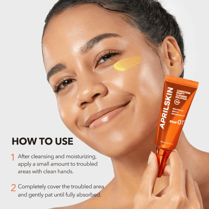 Le modèle montre comment APRILSKIN Carrotene IPMP Clearing Solution est utilisé sur les zones à problèmes pour l'acné, les points noirs et les éruptions inflammatoires