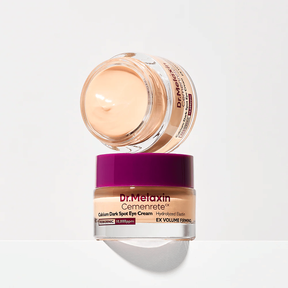 Dr.Melaxin Cemenrete Eye Cream équilibré sur le couvercle du pot, illustrant la consistance riche de la crème et son accent sur la fermeté et le teint uniforme autour des yeux.