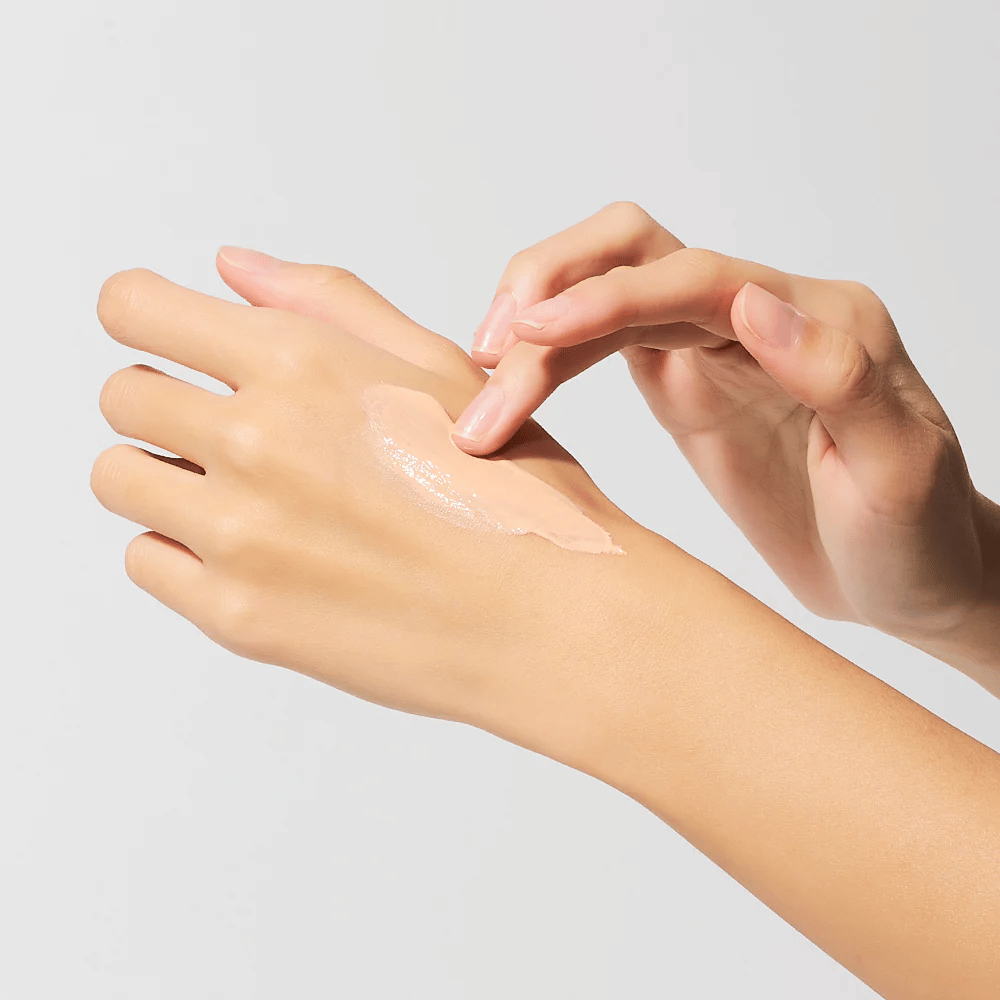 Application de Dr.Melaxin Cemenrete Eye Cream sur la main, crème contour des yeux crémeux avec calcium et élastine qui est rapidement absorbé et offre une hydratation intense.